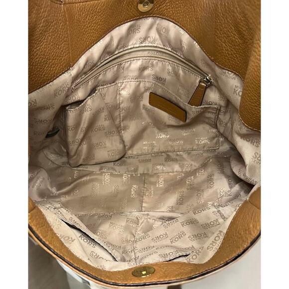 Michael Kors Fulton Large Leather Hobo Bag & Zip Around Continental Wallet - Picture 6 of 16